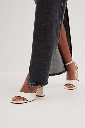 Offwhite Sandales à brides sur la cheville et talon évasé