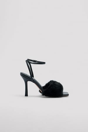 Black Chaussures à talon duveteuses avec brides