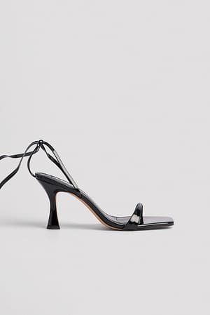 Black Chaussures à talon vernies avec lanières