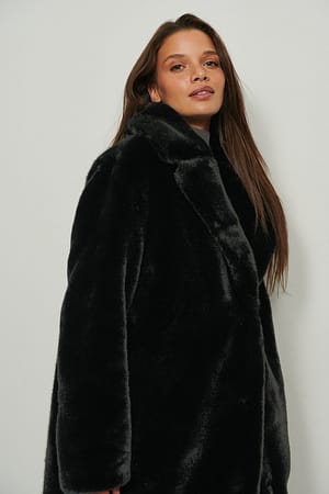 long manteau noir fausse fourrure