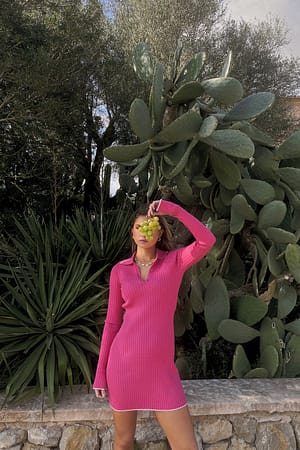 Bright Pink Robe mini en tricot à col