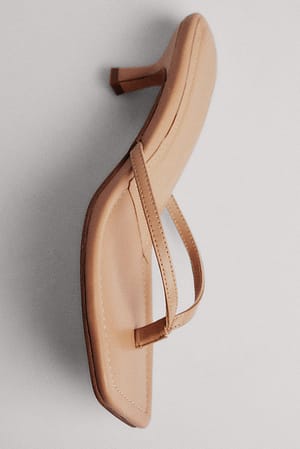 Beige Sandales style tongs en cuir