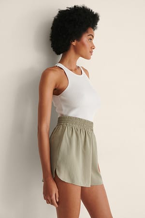 Light Khaki Short avec coupe ample et cordon à la taille