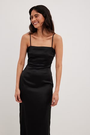 Black Robe longue en satin à dos dégagé