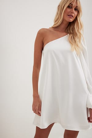 White Robe courte fluide à une manche