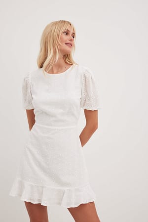 White Robe courte à broderie anglaise et dos ouvert