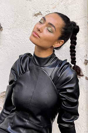 Black Robe faux cuir manches bouffantes