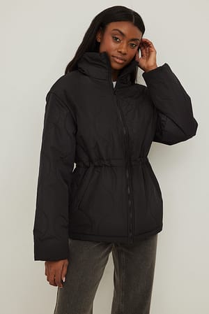 Black Veste courte matelassée avec cordon de serrage