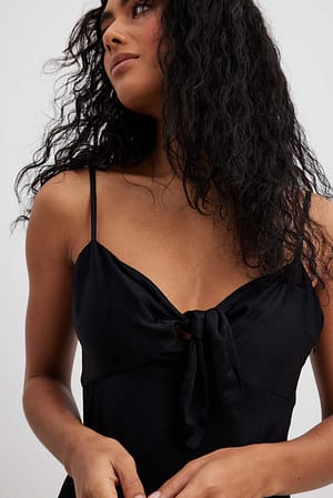 Black Mini robe nouée devant avec matière recyclée