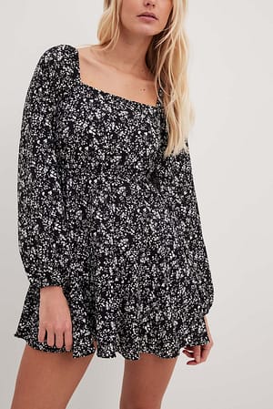 Black Flower Print Mini robe à détails volants