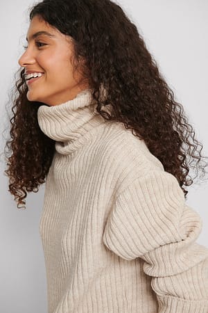 Light Beige Pull à col roulé en tricot côtelé