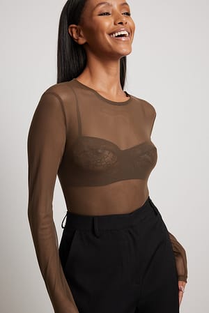 Brown Top en filet avec col arrondi