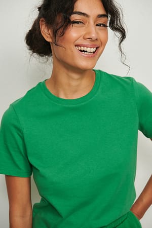 Green NA-KD Basic T-shirt à col rond en coton biologique
