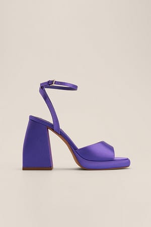 Strong Purple Chaussures en satin style rétro à talons épais