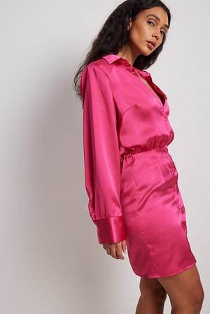 Pink Robe chemise courte en tissu satiné