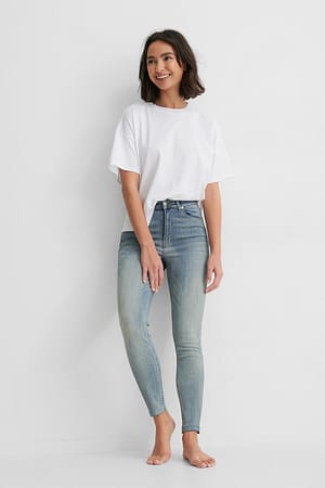 Washed Blue Jean slim taille haute à ourlet brut