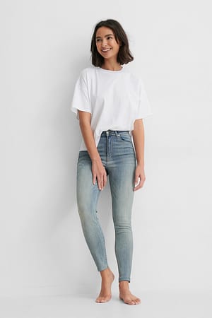Washed Blue NA-KD Jean slim taille haute à ourlet brut