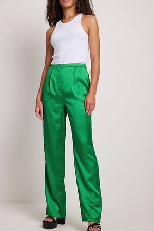 Green Pantalon de costume ajusté en satin avec bande au niveau de la taille