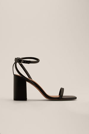 Black Sandales à lanières à la cheville et talons carrés