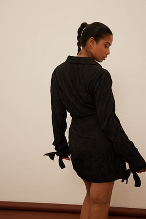 Black Robe mini structurée avec cordon de serrage
