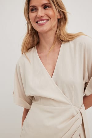 Cream Robe portefeuille mi-longue structurée