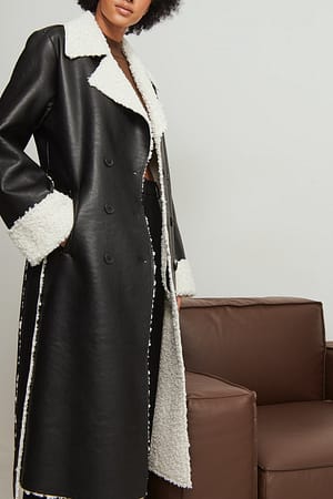 Black Manteau en faux cuir à détail en peluche