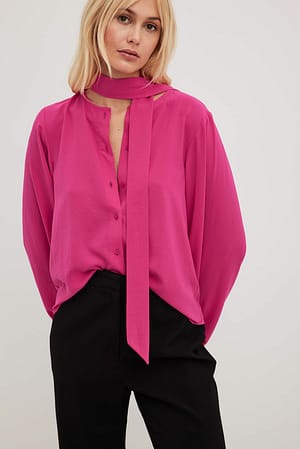 Pink Blouse nouée au cou à manches longues