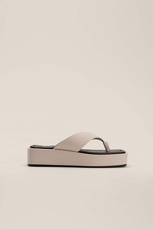 Offwhite NA-KD Shoes Pantoufles à semelle compensée avec bride à la cheville