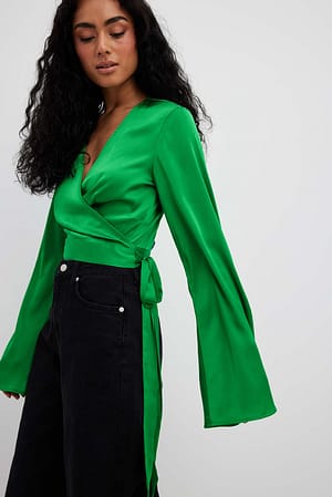 Green Blouse cache-cœur en tissu satiné à manches trompette