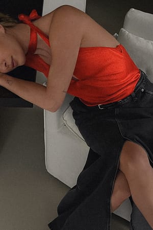 Red Haut torsadé sur le devant