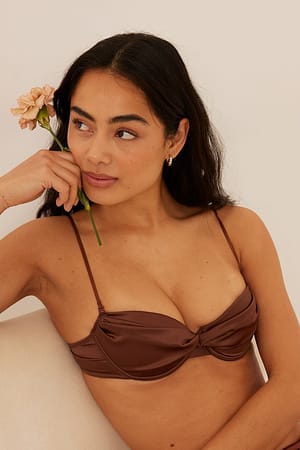 Cappuccino Soutien-gorge torsadé en satin à fines bretelles