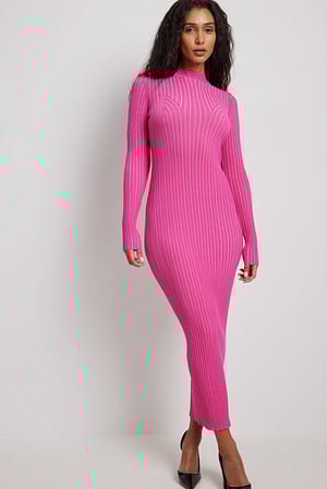 Pink Robe col roulé en maille côtelée bicolore