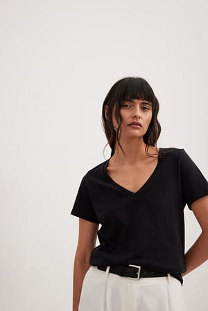 Black T-shirt en coton biologique à col en V