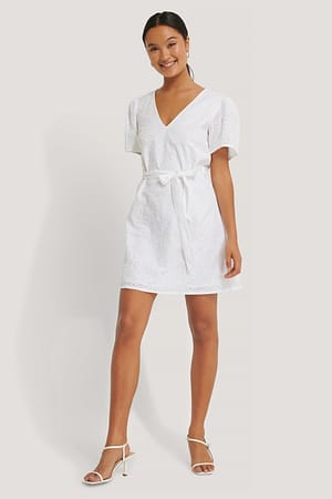 White NA-KD Boho Robe Mini Broderie Anglaise Col V Manches Longues