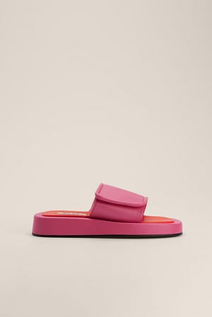Strong Pink Pantoufles à velcro