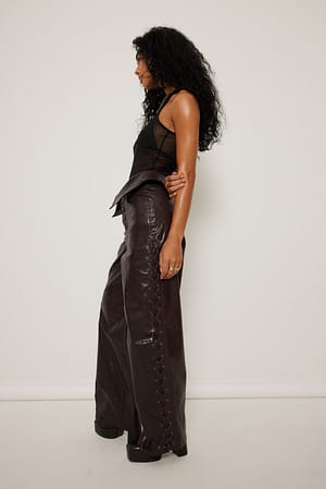 Brown Jean enduit avec coutures latérales