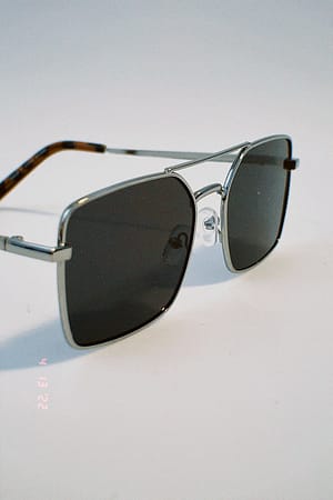 Black/Silver Lunettes de soleil à monture large en fil métallique recyclé