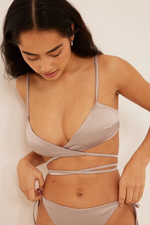 Beige Haut cache-cœur noué en satin