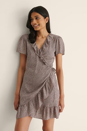Small Pink Flowers Robe courte avec design enveloppant et volants