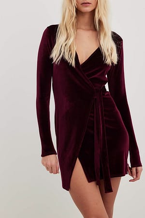 Burgundy Robe portefeuille courte en velours