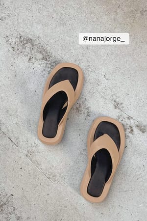 Beige/Black Tongs