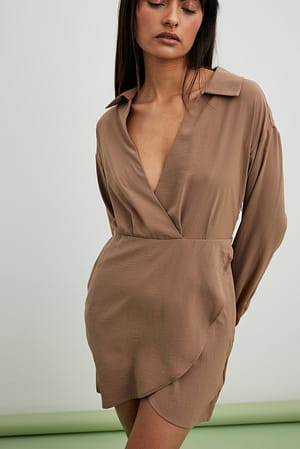 Taupe Robe courte avec jupe portefeuille