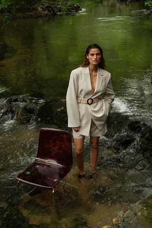 Cream Blazer oversize avec ceinture tressée