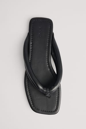 Black Chaussons matelassés à entredoigt