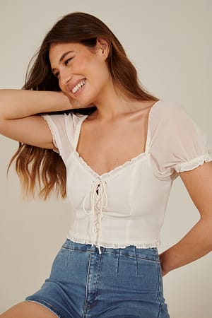 White Haut court avec détail dentelle en matière recyclée