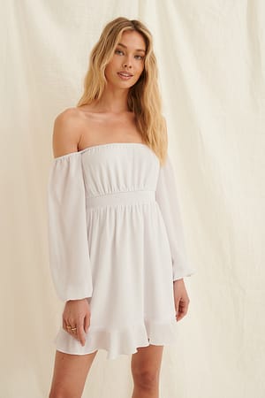 White Robe mini recyclée smockée à épaules dénudées froncée