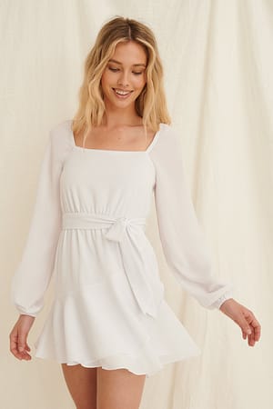 White Mini robe à détails volants