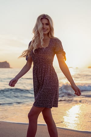 Black Drops Pamela x NA-KD Reborn Robe mini recyclée avec détails froncés