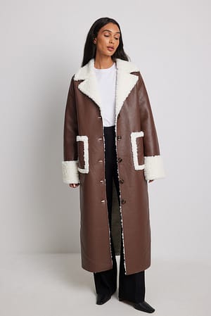 Chocolate Brown Manteau en faux cuir à détail en peluche