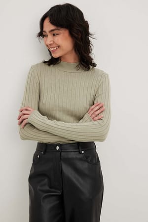 Dusty Khaki Pull en maille côtelée à col montant